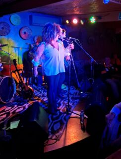 About last night's sold out TINA'S TURN show at @cafe_roux in Noordhoek! ✨️🎉 What a fabulous, responsive audience. It is always a joy performing in this wonderful venue. 

Thank you to David, Kim and Moses and all staff. And Rob Nel for exceptional sound again. 🎶🎙🤘🏼 An amazing team supporting live music in a vibrant space, offering excellent service.

We hope to be back soon. 

www.ramaine.co.za | Ramaine Barreiro-Lloyd 

#RBL #musicislife #entertainment #liveshow